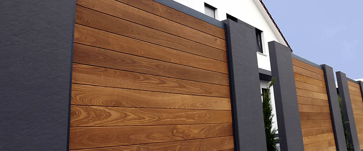 Composite fence with natural wood grain patters