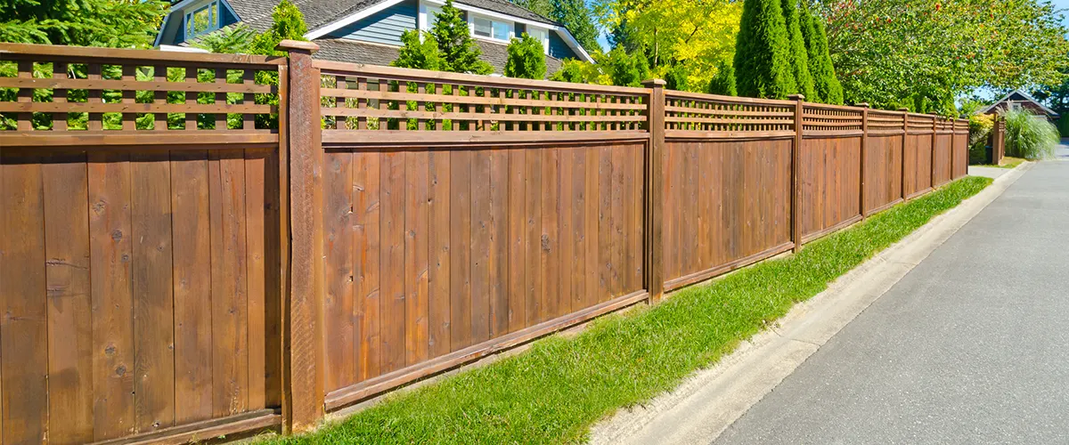 Fix a fence of wood panels in a backyard